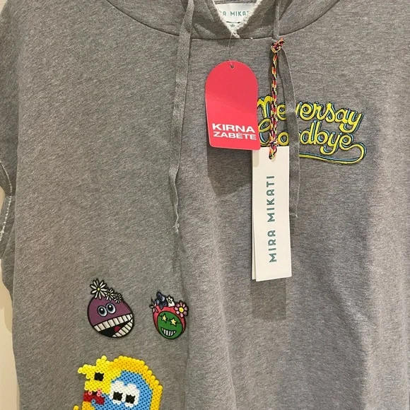 Mira Mikati NWT size 36Sweatshirt with hood and appliqués 3-D, awesome colors.